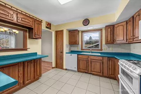 Kitchen - 315 Hillcrest Dr, Algonquin, IL 60102 photo 1 of 4