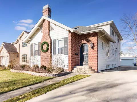 984 Hollywood Ave, Des Plaines, IL 60016