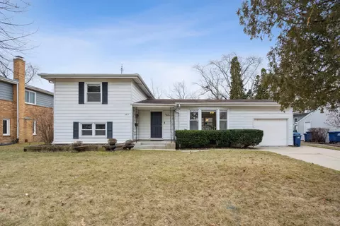 1413 Dartmouth Ln, Deerfield, IL 60015
