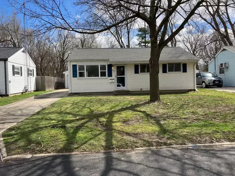 13 Norwood Dr, Normal, IL 61761