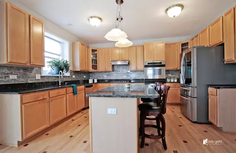 Kitchen - 1445 Sutton Pl, Gurnee, IL 60031 photo 2 of 4