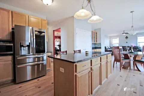 Kitchen - 1445 Sutton Pl, Gurnee, IL 60031 photo 3 of 4
