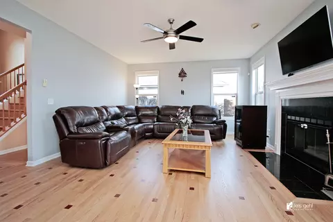 Living - 1445 Sutton Pl, Gurnee, IL 60031 photo 2 of 8