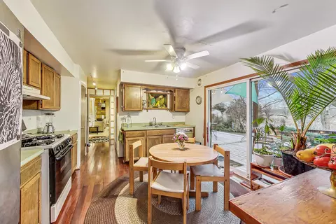 Dining - 1070 Durham Dr, Wheaton, IL 60189 photo 2 of 4