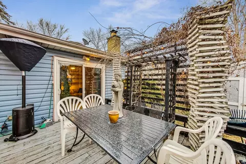 Exterior - 1070 Durham Dr, Wheaton, IL 60189 photo 7 of 10