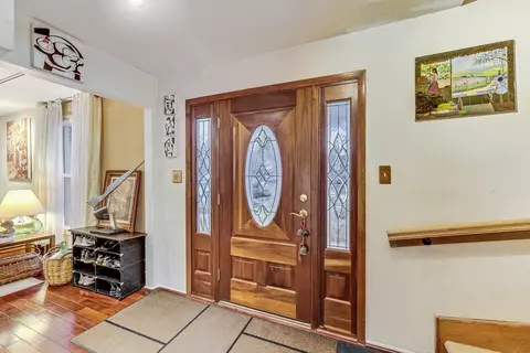 Entry Way - 1070 Durham Dr, Wheaton, IL 60189 photo 1 of 2