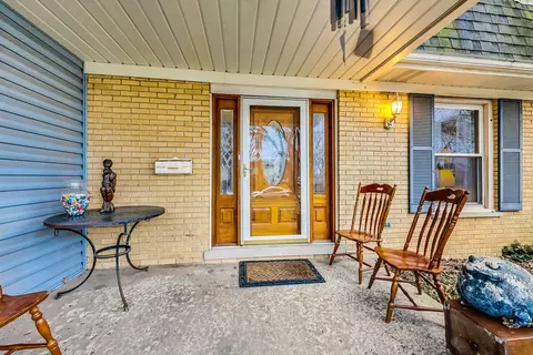 Exterior - 1070 Durham Dr, Wheaton, IL 60189 photo 2 of 10