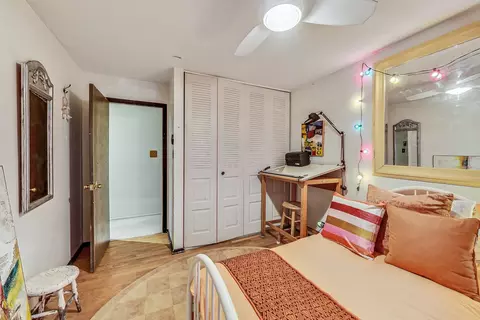 Bedroom - 1070 Durham Dr, Wheaton, IL 60189 photo 7 of 9