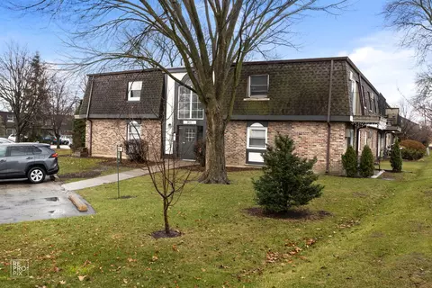 860 Trace Dr #207, Buffalo Grove, IL 60089