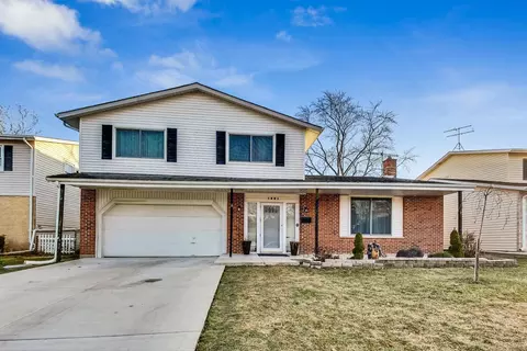 1821 W Palm Dr, Mount Prospect, IL 60056
