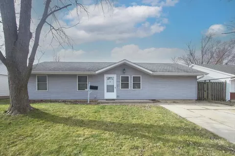 713 E Streamwood Blvd, Streamwood, IL 60107