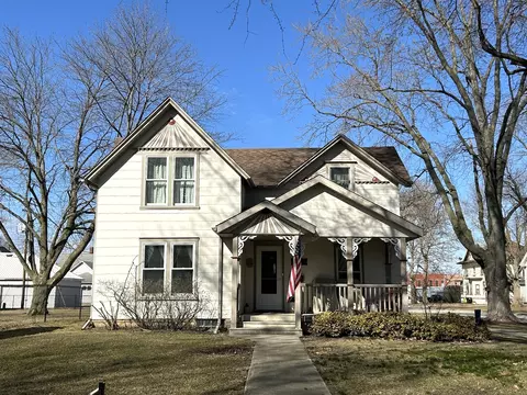 212 S 4th St, Fairbury, IL 61739