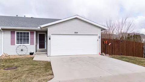 1225 Eastport Dr #B, Bloomington, IL 61704