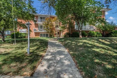910 Lincolnshire Dr #103, Champaign, IL 61821