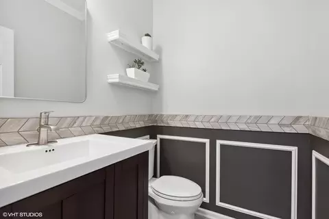 Bath - 4045 Conifer Dr, Elgin, IL 60124 photo 1 of 5