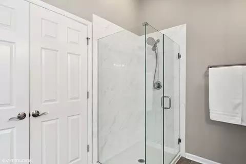Bath - 4045 Conifer Dr, Elgin, IL 60124 photo 4 of 5