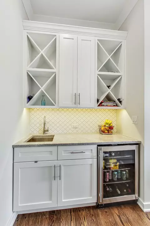 Kitchen - 651 E Prairie Ave, Des Plaines, IL 60016 photo 4 of 5