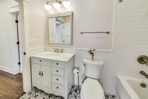 Bath - 651 E Prairie Ave, Des Plaines, IL 60016 photo 9 of 10