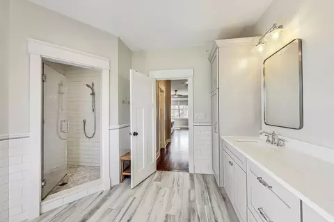 Bath - 651 E Prairie Ave, Des Plaines, IL 60016 photo 5 of 10