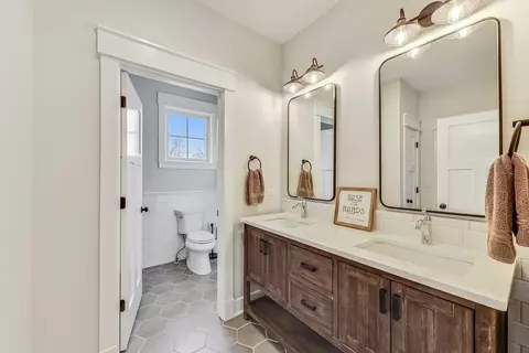 Bath - 651 E Prairie Ave, Des Plaines, IL 60016 photo 7 of 10