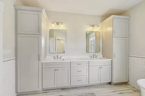 Bath - 651 E Prairie Ave, Des Plaines, IL 60016 photo 4 of 10