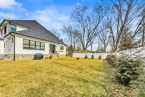 Exterior - 651 E Prairie Ave, Des Plaines, IL 60016 photo 7 of 10