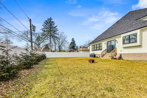 Exterior - 651 E Prairie Ave, Des Plaines, IL 60016 photo 8 of 10