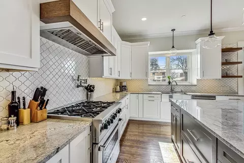 Kitchen - 651 E Prairie Ave, Des Plaines, IL 60016 photo 3 of 5