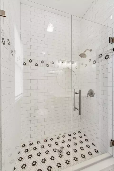 Bath - 651 E Prairie Ave, Des Plaines, IL 60016 photo 2 of 10