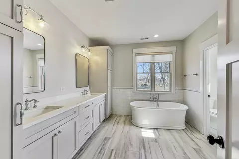 Bath - 651 E Prairie Ave, Des Plaines, IL 60016 photo 3 of 10