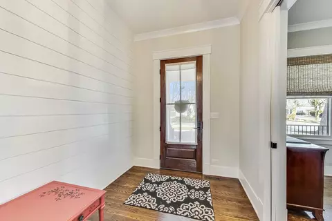 Entry Way - 651 E Prairie Ave, Des Plaines, IL 60016 photo 2 of 2