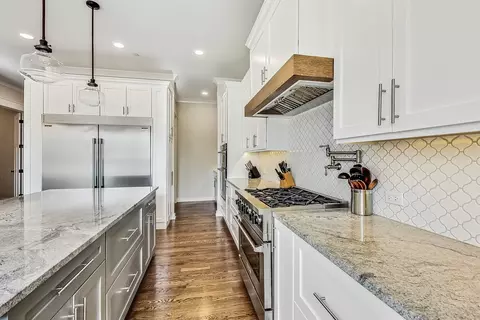 Kitchen - 651 E Prairie Ave, Des Plaines, IL 60016 photo 2 of 5