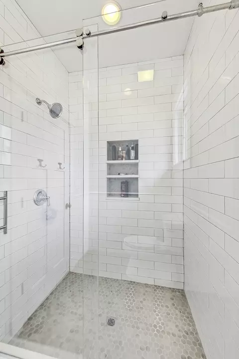 Bath - 651 E Prairie Ave, Des Plaines, IL 60016 photo 6 of 10