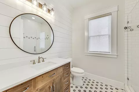 Bath - 651 E Prairie Ave, Des Plaines, IL 60016 photo 1 of 10