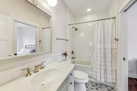 Bath - 651 E Prairie Ave, Des Plaines, IL 60016 photo 10 of 10