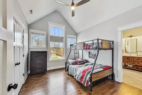 Bedroom - 651 E Prairie Ave, Des Plaines, IL 60016 photo 8 of 10