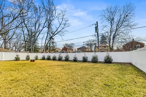Exterior - 651 E Prairie Ave, Des Plaines, IL 60016 photo 6 of 10