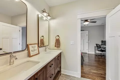 Bath - 651 E Prairie Ave, Des Plaines, IL 60016 photo 8 of 10