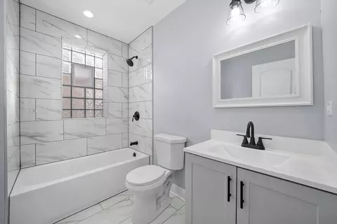 Bath - 6918 S Artesian Ave, Chicago, IL 60629 photo 1 of 4