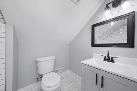 Bath - 6918 S Artesian Ave, Chicago, IL 60629 photo 2 of 4