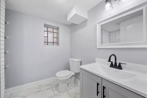 Bath - 6918 S Artesian Ave, Chicago, IL 60629 photo 4 of 4