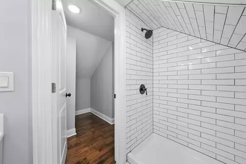 Bath - 6918 S Artesian Ave, Chicago, IL 60629 photo 3 of 4