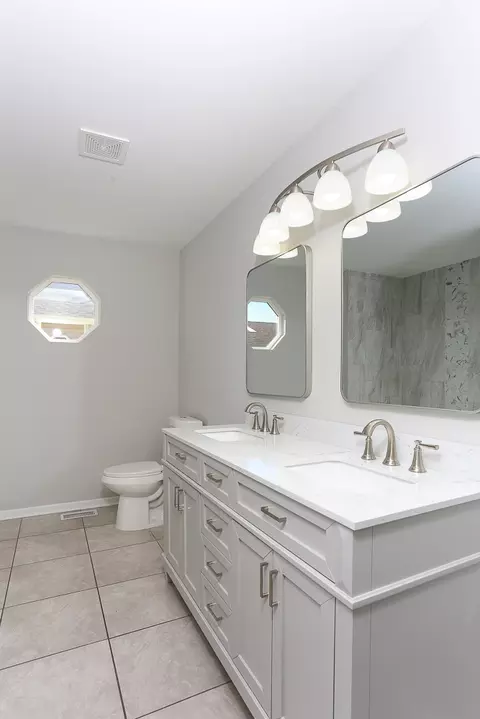 Bath - 14930 Albany Ave, Markham, IL 60428 photo 1 of 4