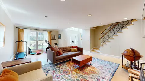 Living - 804 S Morgan St, Chicago, IL 60607 photo 3 of 4