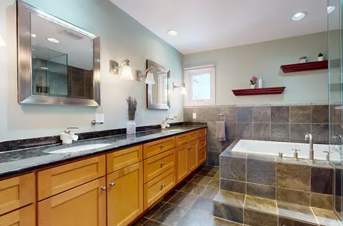 Bath - 804 S Morgan St, Chicago, IL 60607 photo 3 of 3
