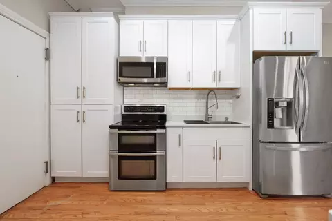 Kitchen - 20 E Goethe St #403, Chicago, IL 60610 photo 3 of 4