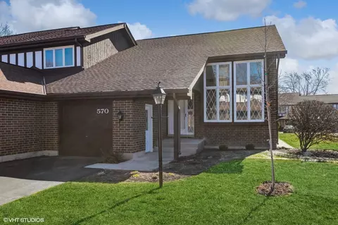 570 Cress Creek Ln, Crystal Lake, IL 60014