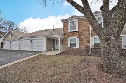 19 Waterbury Ln #O2, Schaumburg, IL 60193