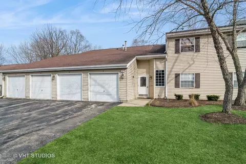 15 N Victoria Ln #A, Streamwood, IL 60107