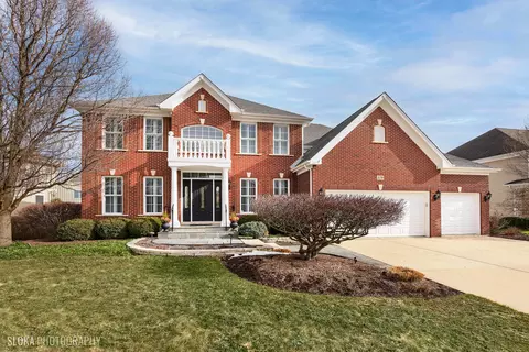579 Iris Ct, Crystal Lake, IL 60014